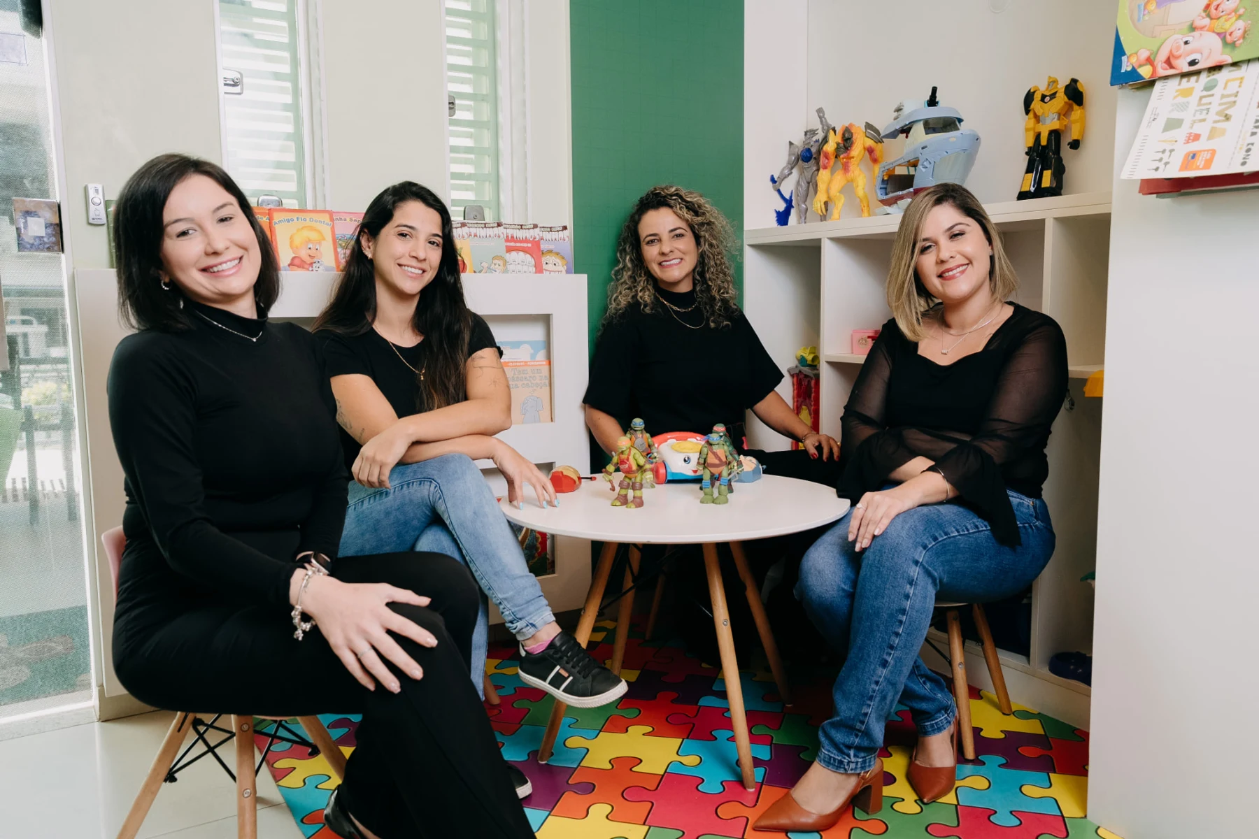 Equipe da Odontokids reunida na clínica